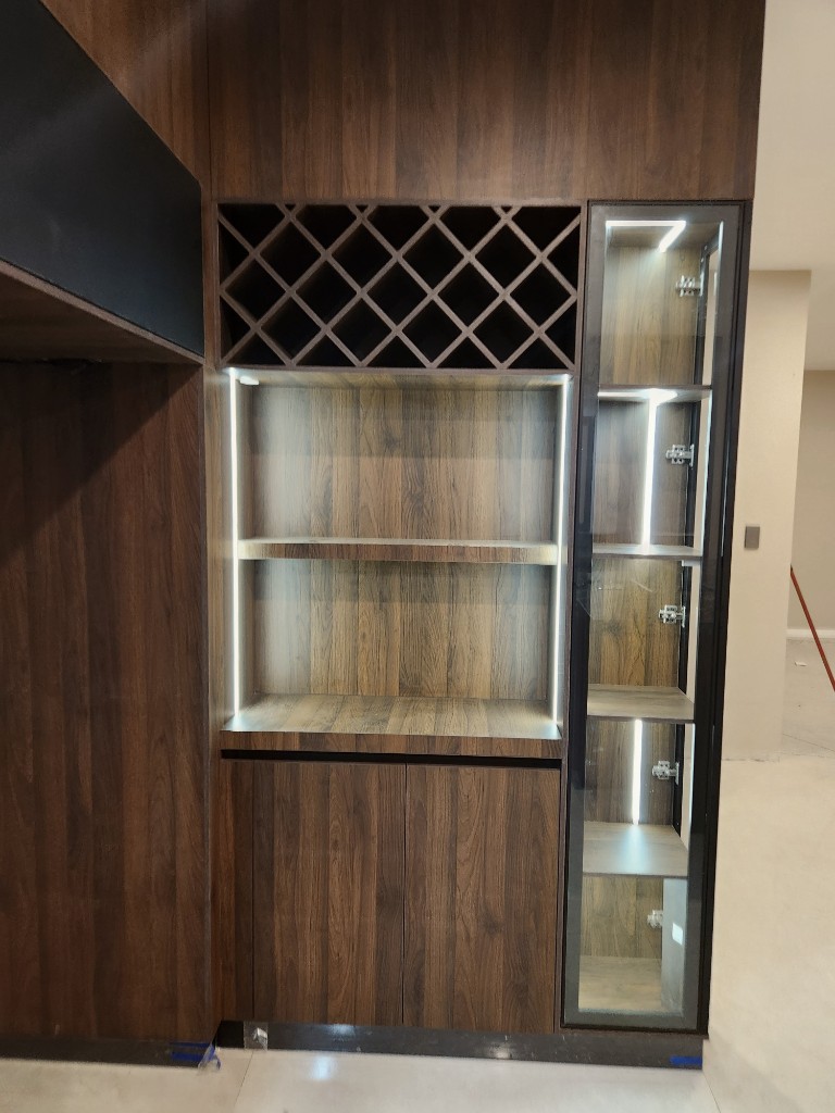 Módulo de vinos con repisas iluminadas y vitrina de cristal