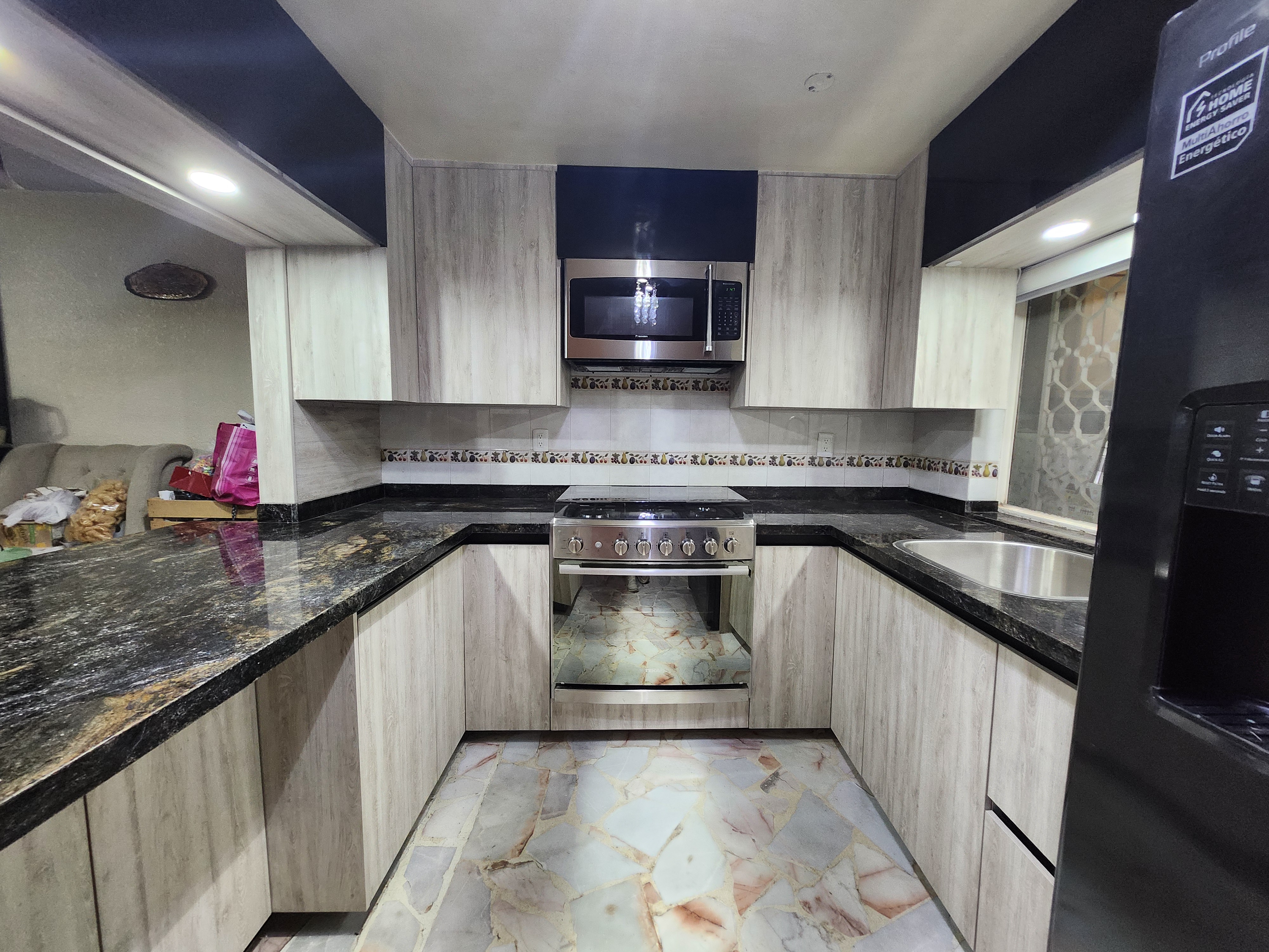 Cocina Titanium en U con barra lateral